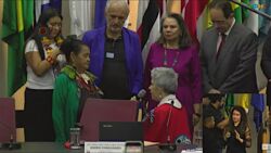 Die Präsidentin der Amnestiekommission kniete vor Vertreter:innen der Krenak und Guarani-Kaiowá nieder (Screenshot)