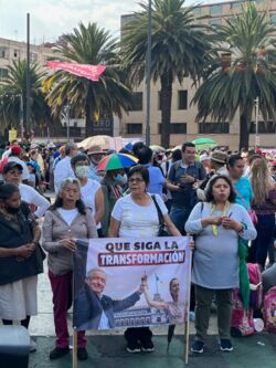 Bei einer politischen Demonstration in CDMX tragen AMLO-Anhängerinnen Wahlkampfplakate, die Claudia Sheinbau mit López Obrador zeigen. Eine klare Botschaft des Übergangs.