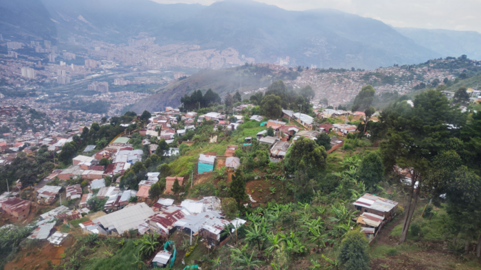 Medellín, das Epizentrum der Opposition gegen die derzeitige Regierung. Sowohl der neu ernannte Bürgermeister als auch der Gouverneur von Antioquia haben die Schaffung paralleler militärischer und staatlicher Strukturen gefördert.