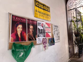 Plakate in Guadalajara, Jalisco. Im Jahr 2022 verschwanden in Mexiko durchschnittlich 8,37 Frauen pro Tag. Allein in dem Jahr wurden in Mexiko mehr als dreitausend Fälle von vermissten und verschwundenen Frauen registriert.