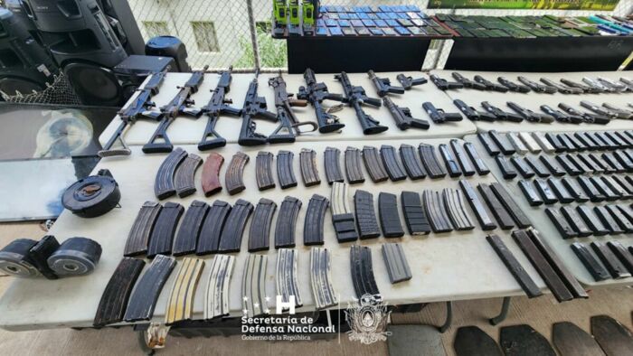 Nach dem Massaker im Frauengefängnis präsentierte das honduranische Verteidigungsministerium zahlreiche in Haftanstalten eingesammelte Waffen.