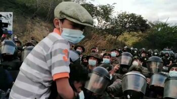 An der Grenze zu Honduras-Guatemala: Ein massives Polizeiaufgebot versuchte – zunächst  erfolglos – die erste Karawane des Jahres zu stoppen.