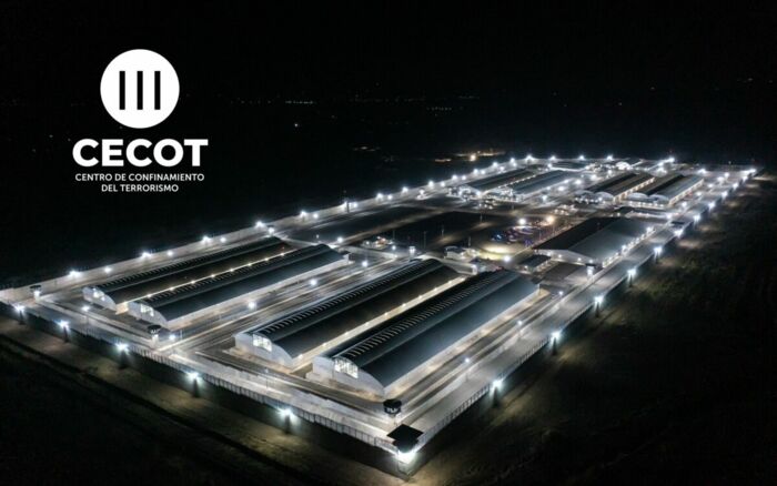 Das neue Mega-Gefängnis “CECOT” (wörtlich: Terrorismus-Abriegelungszentrum), welches über 40.000 Menschen fassen soll.