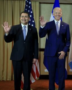 Früher stets bester Freund aller US-Regierungen, jetzt zu 45 Jahren Gefängnis verurteilt: Hernández mit dem damaligen Vizepräsidenten von Barack Obama, Joe Biden (Bild von 2016)
