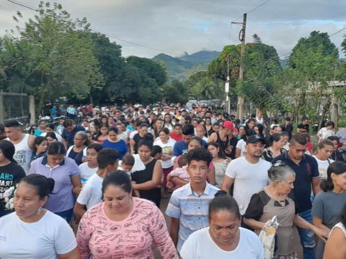 Trauerzug für die ermordeten Umweltschützer Aly Dominguez und Jairo Bonilla aus Guapinol im Januar 2023. Im Juni wurde Oqueli Dominguez im Haus seiner Mutter erschossen. Nahezu die ganze Familie musste ins Ausland fliehen.