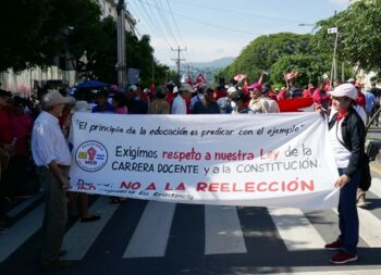Am 15. September, dem Tag der salvadorianischen Unabhängigkeit, gingen tausende Salvadorianer*innen trotz Angst vor staatlichen Repressionen gegen die verfasssungswidrige Wiederkandidatur von Bukele auf die Straße.