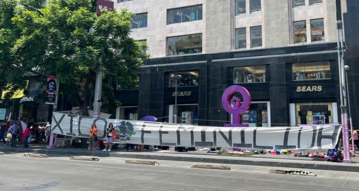 ¡Mexico Feminicida! steht auf diesem Plakat im Zentrum von CDMX, vor einem Denkmal gegen Gender-Gewalt.