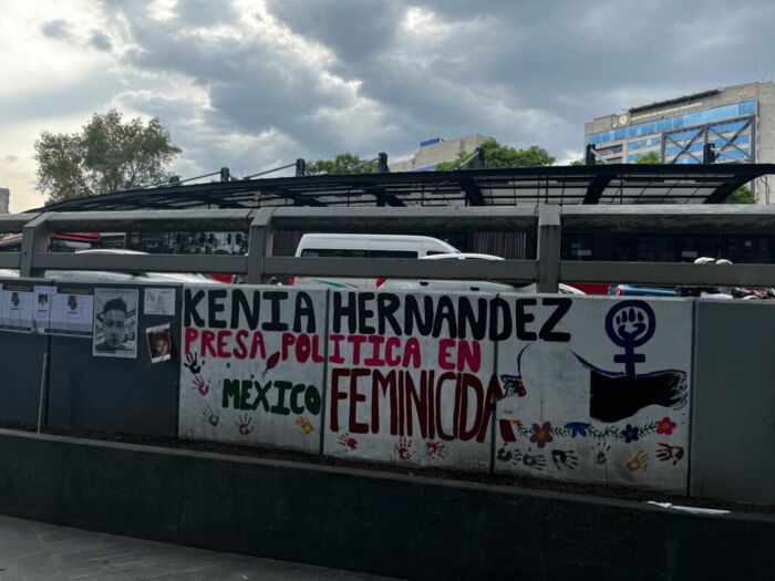 In Mexiko sind die Wände im öffentlichen Raum Galerien, die die vielfältigen Formen von Gewalt anprangern, die Frauen in diesem Land täglich erleben. Hier der Fall der Aktivistin Kenia Hernández aus Guerrero.