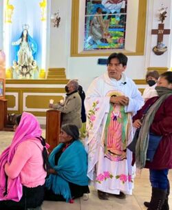 Hunderte von Menschen kommen zur Messe von Pater Marcelo. In seiner Messe sind die Opfer der Gewalt in Chiapas im Mittelpunkt.