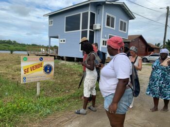 Die Landnahme durch Privatleute und Unternehmen ging 2022 ungebremst weiter. Hier wurde ein Arm der Lagune Micos Quemados an der Karibikküste in der Garífuna-Gemeinde San Juan Tela aufgeschüttet, um Wochenend-Chalets darauf zu setzen.