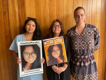 „Gerechtigkeit für Sol!“ Zusammen mit der feministischen Organisation Consorcio Oaxaca schließen wir uns dieser Forderung der oaxacanischen Journalistin Soledad Jarquín gegen die Straflosigkeit im Zusammenhang mit dem Mord an ihrer Tochter.