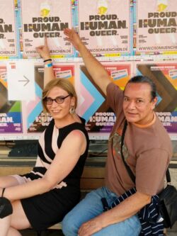 „Stolz. Menschlich. Queer.“ und solidarisch miteinander:  Die bayerische Landtagsabgeordnete Tessa Ganserer und José Zambrano, Urgestein der honduranischen LGBTIQ+-Bewegung, beim CSD in München.