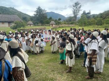 In Nabusimake im Departamento Cesar kommen Indigene verschiedener Gemeinschaften nach stundenlangen Fußmärschen zum Wahllokal, um ihre Stimmen für Petro und Márquez abzugeben