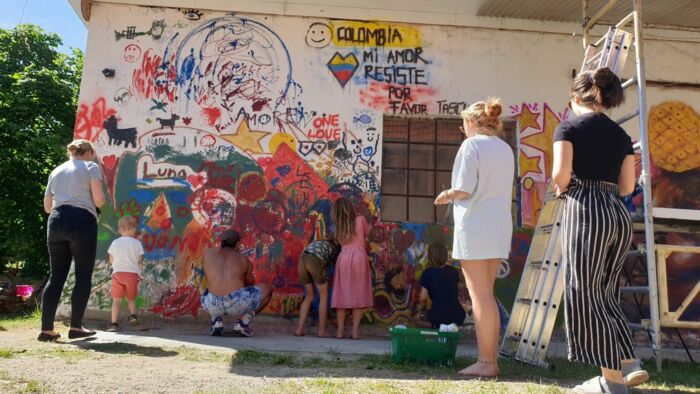 "Colombia mi amor Resiste por favor". Wandbild, das während des Festivals Fette de la Musiquè gemalt wurde, wo wir über die Situation in Kolumbien berichteten.