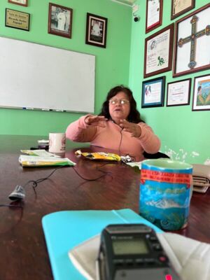 Alejandra Mendez, Direktorin des Zentrums Fray Julian Garcés in Tlaxcala, während eines Interviews über die Arbeit ihrer Organisation zu zwei kritischen Themen: Gewalt gegen Frauen und die negativen Auswirkungen der Industrie im Flussbecken des Atoyac.
