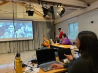 Workshop im Bellevue di Monaco: Diana Avella zeigte anhand von Videos wie die HipHop-Szene in Kolumbien zur Erinnerungsbildung im Friedensprozess beigetragen hat.