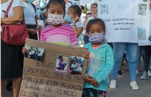 El Salvador im Ausnahmezustand 2022. Angehörige von willkürlich Verhafteten fordern deren Freilassung.