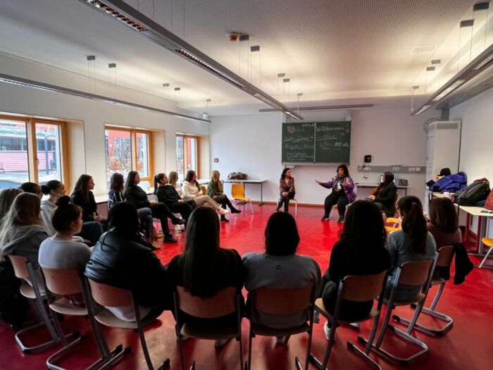 In Germering teilen die MCs Audry Funk und Diana Avella ihre Erfahrungen als Frauen in der lateinamerikanischen HipHop-Szene und kreieren gemeinsam mit den am Workshop teilnehmenden Studenten eine Strophe eines Songs. Sie sprechen über systemische Gewalt