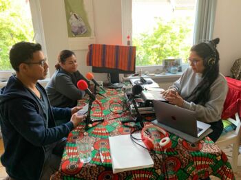 Das ambulante Radiostudio unserer Mexiko-Referentin im Einsatz: Interview mit dem Menschenrechtsanwalt Joaquín Mejía und der Umweltaktivistin Juana Zúniga aus Guapinol.