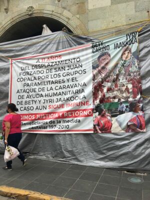 In den Straßen Mexikos hängen zahlreiche Plakate, die Gerechtigkeit für alle Arten von Verbrechen fordern, die im Laufe der Jahre an der Zivilbevölkerung, den Gemeinden und den Verteidigern begangen wurden, ohne dass die Justiz Fortschritte gemacht hätte.