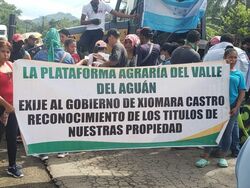 Die Mitglieder der Agrarplattform von Aguán Bajo protestieren gegen die Verletzung ihrer Landrechte