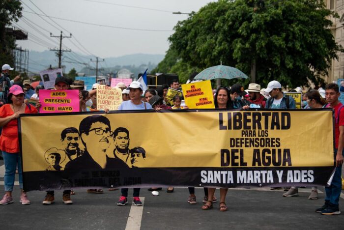 Gemeindemitglieder aus Santa Marta fordern die Freilassung der fünf verhafteten Landverteidiger.