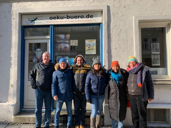 Das Ökubüro-Team mit dem Stipendiaten der Elisabeth-Selberth-Initiative (ESI) León Avila undJeyma Miller (Bildmitte) vor dem Büro in München-Haidhausen.