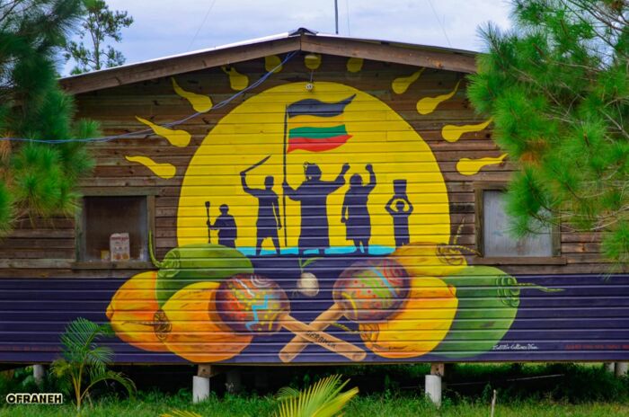 Die von Palmöl- und Drogenbaronen zurückeroberte Gemeinde Vallecito (Faya) ist Symbol für Freiheit, Autonomie und Widerstand der honduranischen Garífuna, die sich in extremer Bedrängnis befinden: Über 80 Prozent ihrer Territorien könnten in Privatstädte f
