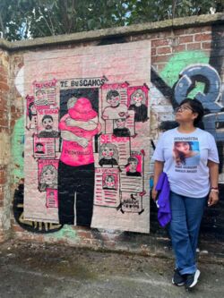 Maria Luisa, Gründerin des Colectivo Voz de los desaparecidos in Puebla, neben dem Wandbild, das während der Rundreise in Hannover entstand.