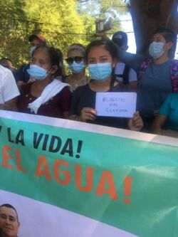 Freiheit für Guapinol: Honduranische Gerichte liessen acht Umweltschützer rechtswidrig das  in U-Haft. Der Eisenerzabbau im Wasserschutzgebiet, gegen den sie protestiert hatten, nahm seinen Betrieb auf.