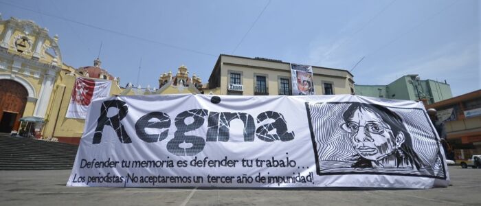 Plakat, das an den Fall der Journalistin Regina Martínez erinnert, die am 27. April 2012 in Xalapa, Veracruz, ermordet wurde