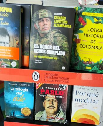 Ein Militär, dem Verbrechen während seiner Amtszeit vorgeworfen werden, neben Pablo Escobar. Gewalt und Krieg werden in Kolumbien weiterhin an jeder Ecke geworben. Una oda a la violencia sin control estatal.