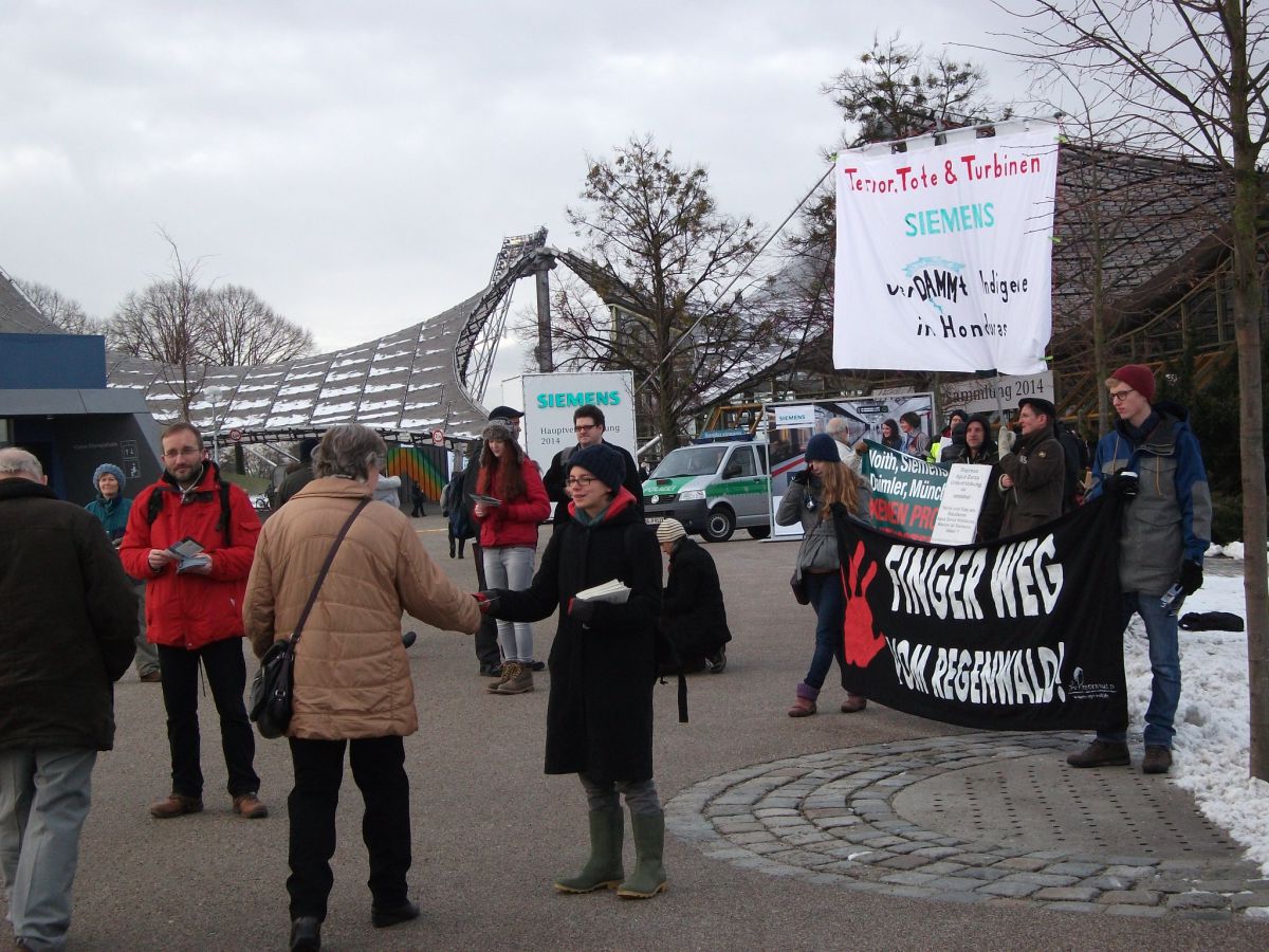 Protest gegen Turbinenlieferung an Großstaudämme (Belo Monte in Brasilien und Agua Zarca in Honduras) bei der Siemens-Hauptversammung 2014