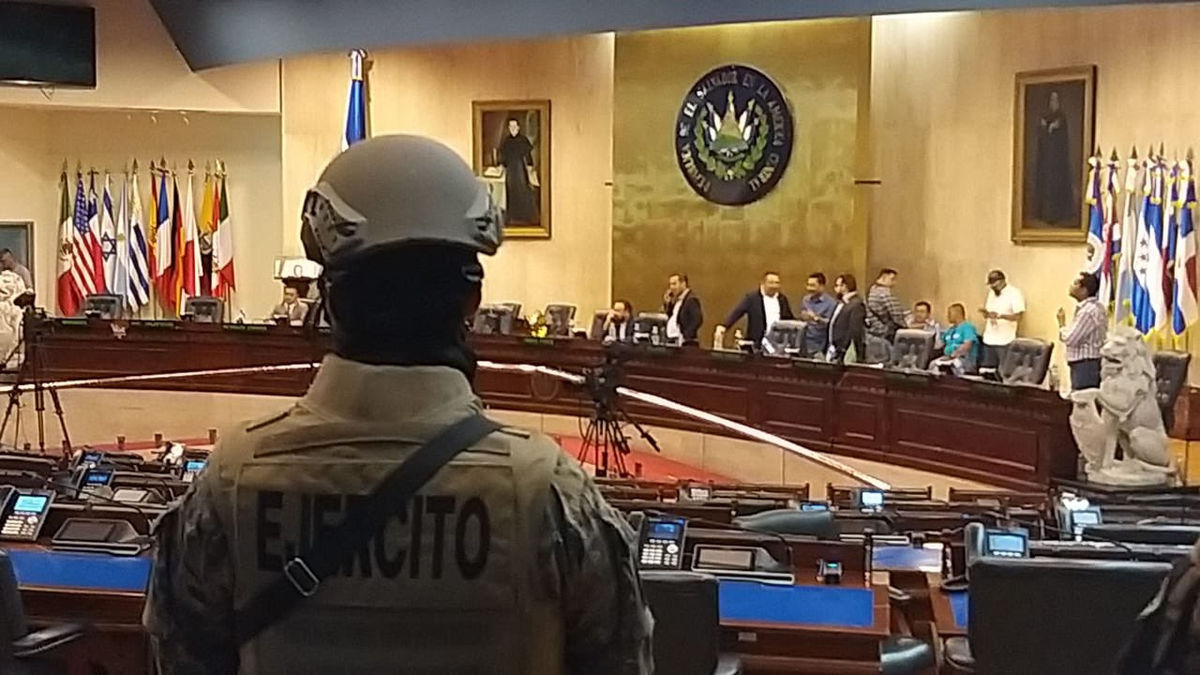 Auf Befehl des Präsidenten besetzen am 9. Februar Soldaten das Parlament in San Salvador, Quelle: IPUPresident