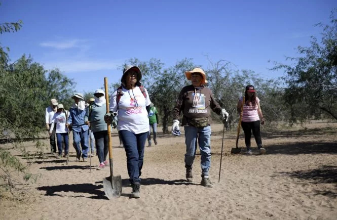 Frauen des Kollektivs "Rastreadoras de El Fuerte" suchen im Bundesstaat Sinaloa nach sterblichen Überresten ihrer Angehörigen